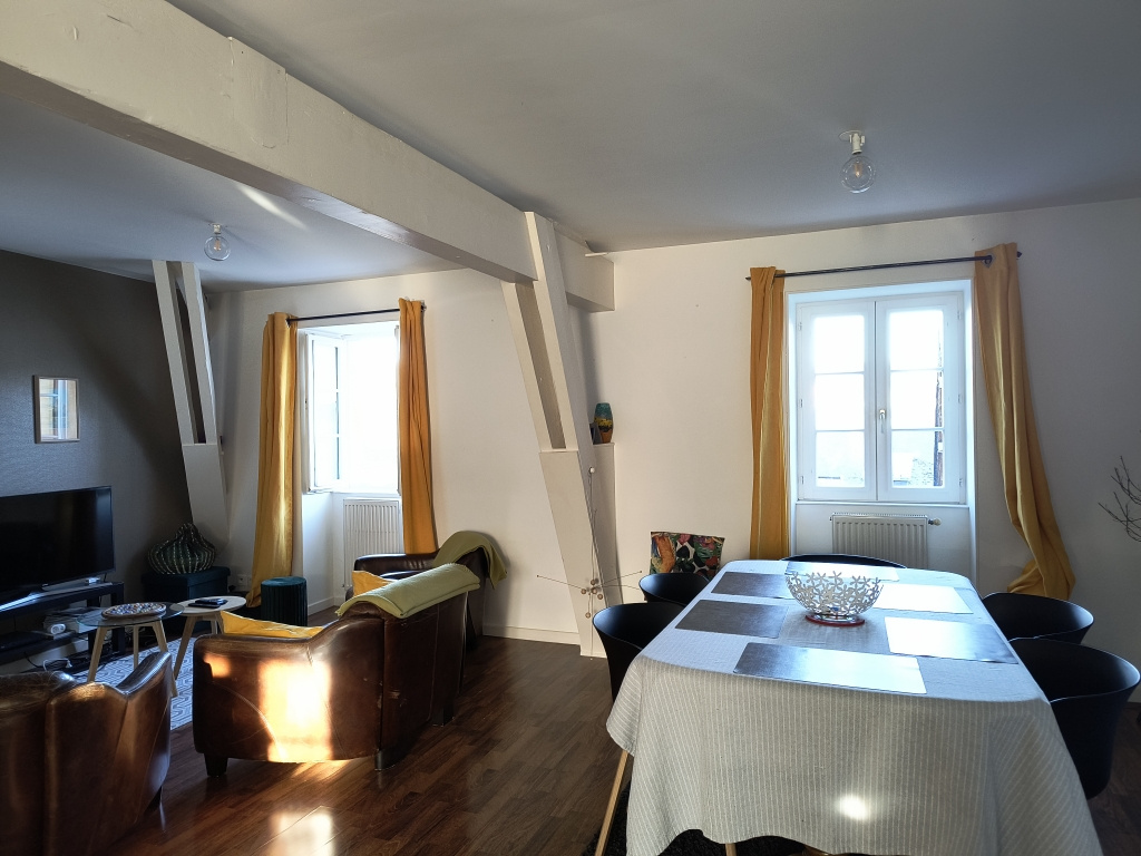 Appartement au dernier étage d'un immeuble historique et parking privatif.